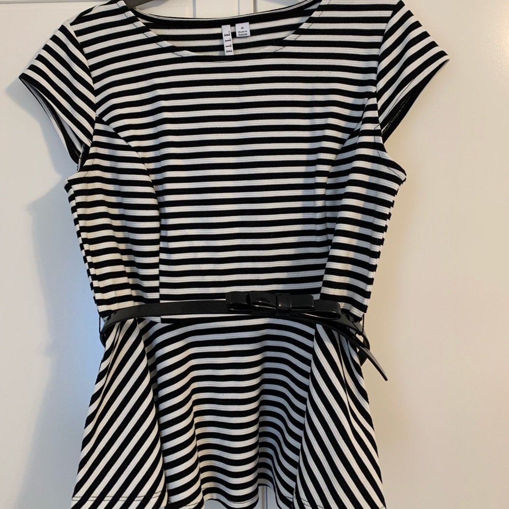 Elle top with belt.